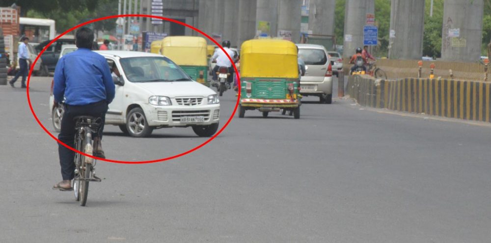 Vehicles take a deadly U-turn on the expressway due to faulty design."